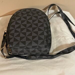 (3) Zippered Cross Shoulder Bag// 4 Compartments